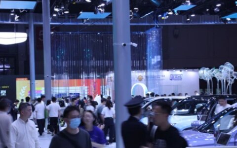 银河L7强悍亮相，引来众多爱车人士围观，比亚迪的地位要动摇了-银河r7玫瑰底板和黑檀7