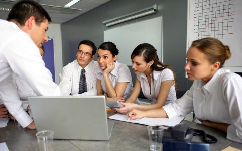 入职公司10年，结婚当天，老板包10万红包，小伙第二天辞职-入职公司不交社保违法吗