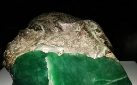 翡翠原石怎么辨别，六个方式避开翡翠原石人工处理陷阱（翡翠原石的鉴别方法）