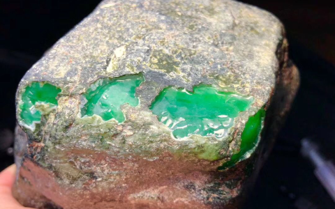 浅谈：鉴定真假翡翠原石的基本方法（翡翠原石如何辨别真假）