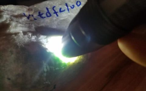 教你一招鉴定真假翡翠原石读懂值100000方法（如何鉴定翡翠原石真假图片）