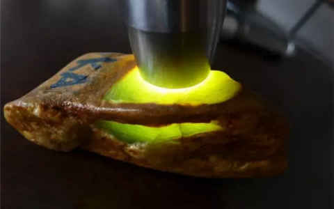 翡翠原石为什么是最难鉴定的宝石原石？（翡翠原石品质）