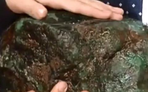 小伙子带翡翠原石来鉴定，自称四个亿，专家竖起了大拇指：了不得（翡翠原石入门级知识大全）