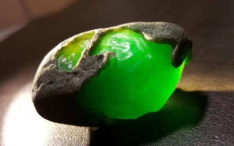 真亦假假亦真，根据这几个鉴别方法，教你辨别翡翠原石的真假（怎么分辨真假翡翠原石）