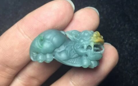 在翡翠市场中，“B货”翡翠不能买，那么它该如何鉴别呢？（翡翠b货属于翡翠吗）