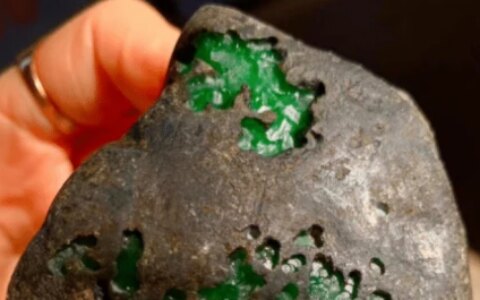 从身价10亿到一无所有，只因一块翡翠原石，又重回巅峰时刻！（一百亿翡翠原石）