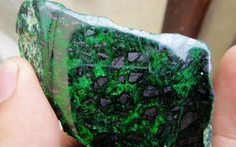 如何鉴别翡翠原石松花-如何鉴别翡翠原石松花鉴别翡