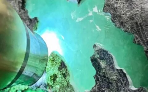 玻璃种翡翠原石的特征-玻璃种翡翠原石的特征是什么