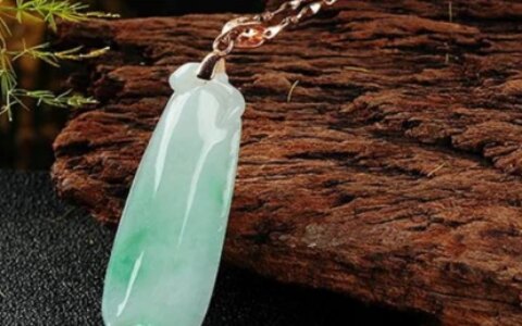 对于翡翠原石上的裂纹，到底应该怎么去判断呢？又要怎么去观察-翡翠原石裂纹怎么看