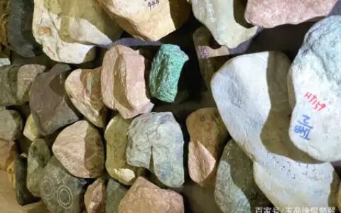 翡翠原石，不同的皮壳是怎么来的-翡翠的皮壳种类和识别图片