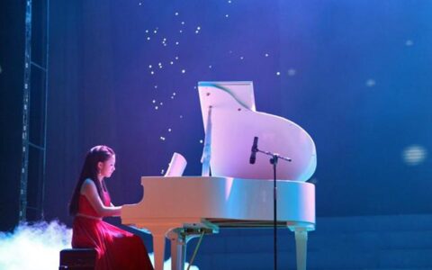 钢琴练习篇‖手指与手型的正确弹奏练习法（钢琴手指指法表图片）