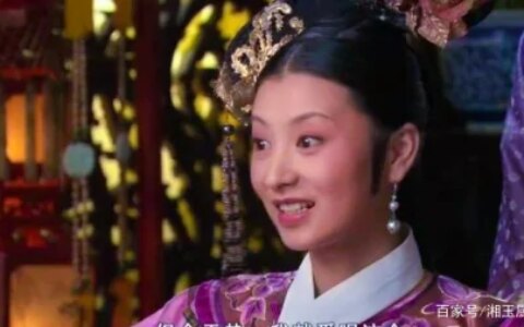 传统的洛神酸梅汤与生俱来的是网红冷饮，并在舞台上配以麻辣火锅（用洛神花做酸梅汤）