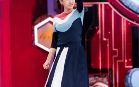 美女主持张蕾真是越活越年轻，彩虹百褶裙秀舞姿，扎马尾辫似少女-主持人张蕾的视频