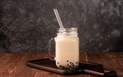 不用叫外卖了，教你自制奶茶，原料成本低，做法简单又好喝（自制奶茶怎么做最简单方法）