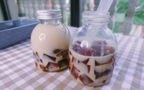 热乎乎的黑钻奶茶太适合冬天喝了，自己在家里就能做，做法好简单（黑钻奶茶怎么做?）