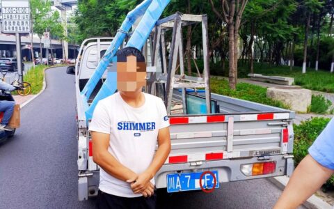 一拉线车牌上的“E”变“F” 司机因伪造号牌被拘6日记12分-变造车牌扣多少分