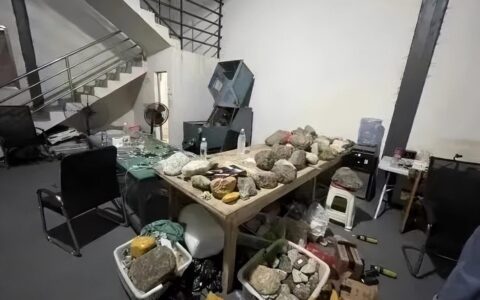 “这是上百万的翡翠原石，直播间特惠，只要15万！”南昌一男子在直播间多次赌石，这次差点被骗15万-翡翠直播原石骗局揭秘