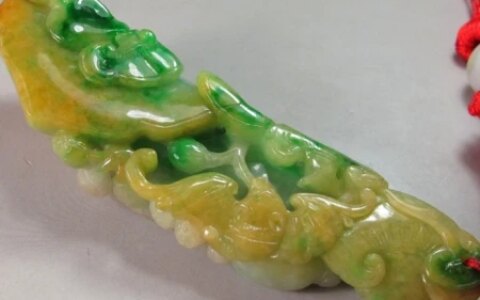 翡翠原石表面，乱涂乱画的字母或者图案，也有一定的含义-翡翠原石料子图片