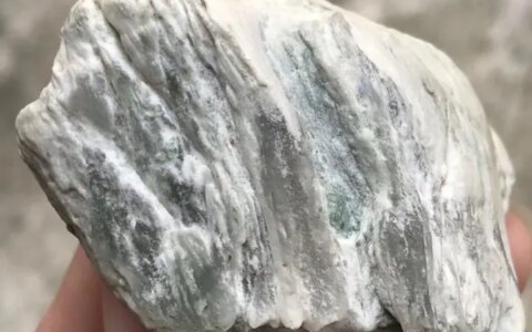 什么是翡翠原石-什么是翡翠原石春料