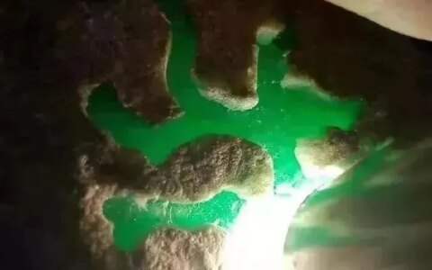 翡翠原石的特征，性质，怎样分辨原石出自哪些场口-翡翠原石怎么鉴别真假视频