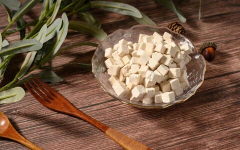 被誉为“四时神药”的茯苓，好在哪里？搭配3种食物祛湿效果加倍（黄芪和茯苓主治什么）