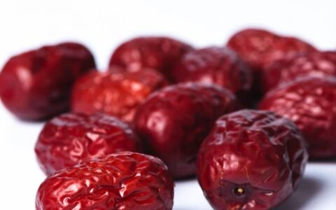 红枣枇杷煮水喝的功效和作用（枇杷红枣糖水怎么煮）