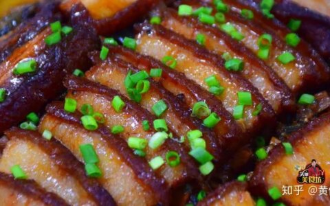 这才是梅菜扣肉最好吃的做法，步骤和配方详解，小白看完也能学会（梅菜扣肉最简单的做法）