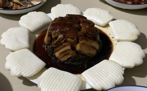 正宗扣肉的家常做法，掌握好技巧其实也不难，肥而不腻，全家爱吃（教你正宗的扣肉做法,掌握这些诀窍,好吃不油腻）