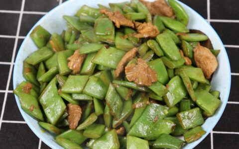 豆角炒肉的家常做法，步骤简单营养美味，厨房小白也能学会！（豆角炒肉的简单做法视频）