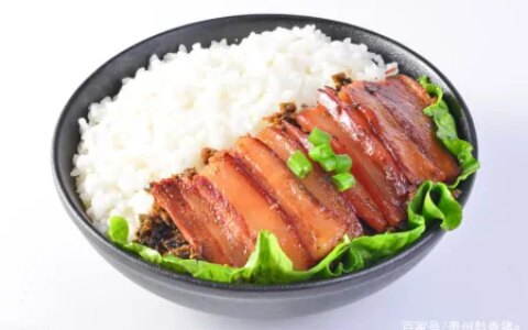 梅菜扣肉有趣的来源以及简单做法（梅菜扣肉家庭简易做法窍门）