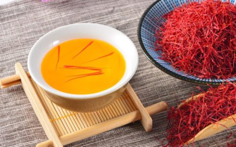 藏红花的功效与作用及禁忌 藏红花泡水喝最好（藏红花对男人性功能有帮助吗）