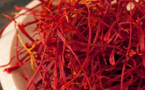藏红花虽小作用大，4大好处很心动，但3种人要避免（请问藏红花起什么作用）