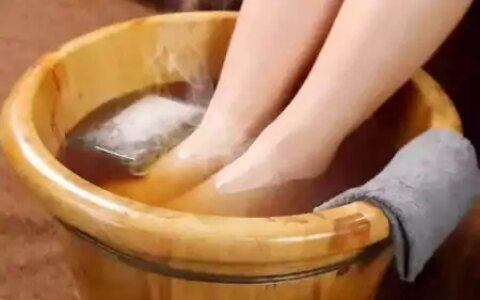 洗脚水里撒一把盐，坚持用淡盐水洗脚，能当你改善三个问题（洗脚水放盐有什么好处可以止痒吗女生）