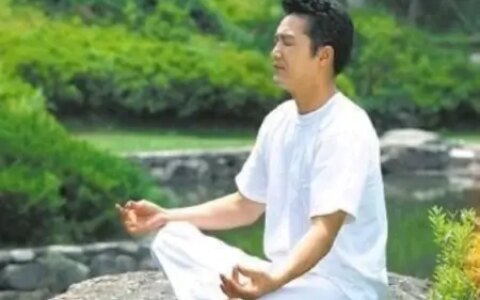 男性“雄性激素”不足，常见哪些表现？建议：多吃3种食物来补充（男人雄性激素过低特征吃什么药）