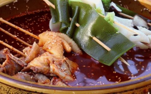 钵钵鸡，装进了青、白、黄各色菜，糅合了麻、辣、咸诸般味（钵钵鸡的调料配方）