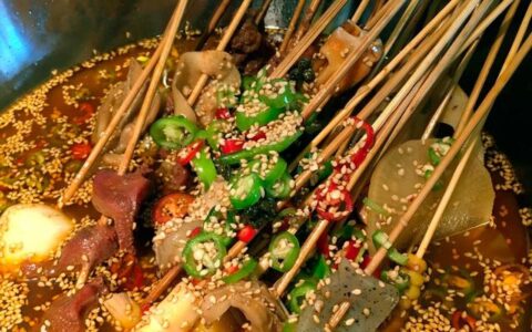 关于四川乐山钵钵鸡的疑问：有没有鸡肉，和冷串串有什么区别？（乐山钵钵鸡可以弄哪些菜）