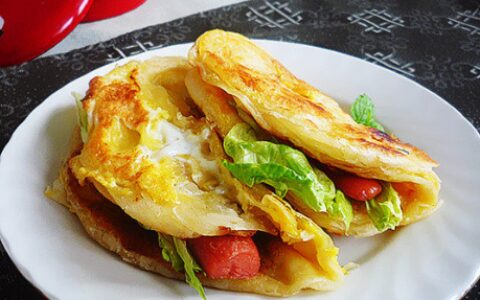 早餐想吃鸡蛋灌饼，手把手教你做，饼香酥蛋鲜香，早起30分钟搞定（家做鸡蛋灌饼的做法）