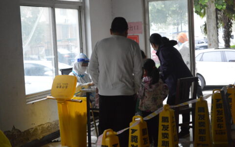 长垣：寒冷小雨都挡不住我们做核酸检测，祝福所有妈妈母亲节快乐-小女孩做核酸遇到妈妈