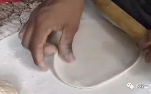 没想到印度街头出现了鸡蛋灌饼！制作有模有样，灌法给满分（小度小度鸡蛋灌饼的做法）