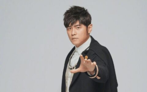 周杰伦祝大家母亲节快乐，刚生完三胎的昆凌，疑似出现身材焦虑-周杰伦和昆凌多大结婚