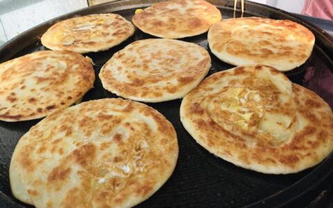 郑州西郊最实惠的鸡蛋灌饼，17年坚持先煎后烤，一个都能吃饱（郑州最好吃的鸡蛋灌饼）