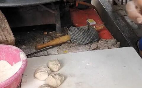 实拍印度街头小吃，看完鸡蛋灌饼全过程，小伙顿时没食欲了（印度街头煎鸡蛋）