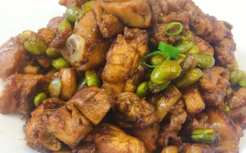 毛豆怎么炒？大叔教你毛豆烧鸡，鲜香味美，简单易做，超级好吃！（毛豆烧鸡怎么做才好吃窍门视频教程）