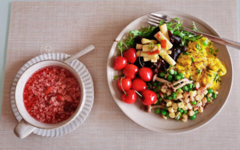 水煮玉米粒豌豆仁，尖椒炒绿豆芽，简单好做，家常味道可口（玉米粒炒豌豆怎么做）