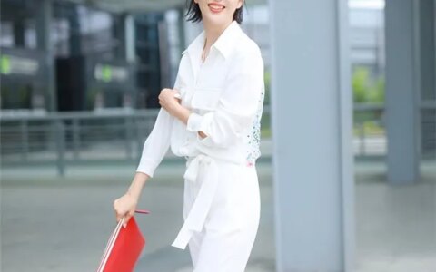 佟丽娅新剧确认，现身机场，身穿连体工装裤优雅帅气