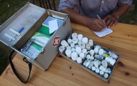 男子每天服药60片，只因医生开错药量？家属：性功能也丧失了（人每天吃药）