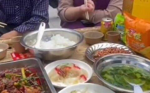 一桌八个菜仅一荤卖528元，价格是市场调节？这样处理谁还敢去？-一桌八个菜什么意思