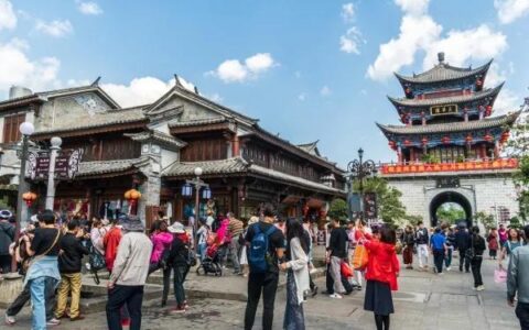 嫌贵就别来！528元8个菜，还有2场表演，很贵吗？而且是明码标价-嫌贵就别来呗