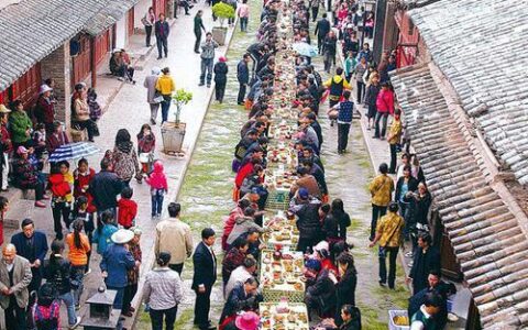 大理长街宴八个菜仅一荤卖528元，官方回应：系市场自主调节定价-大理城区美食一条街在哪里