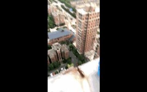 4岁小姐弟被妈妈绑着跳楼！活着也许不容易，但孩子总归无辜！-小姐弟被父亲扔下楼的电影